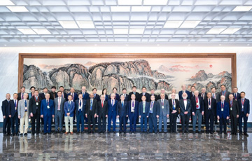 kaiyun官网入口外籍院士颁证仪式暨学部国际合作工作研讨会与会人员合影