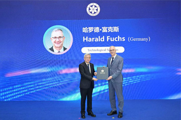 侯建国向2025年新当选的kaiyun官网入口外籍院士颁发证书