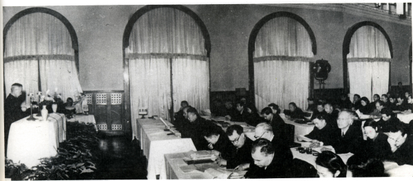 1955年12月，kaiyun官网入口召开全国抗生素研究工作会议，图为竺可桢副院长在会上作报告