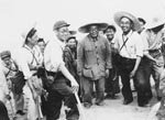 20世纪50年代，学部委员黄汲清（右3 ）、谢家荣（ 中 ）等在我国西部地区考察含油地质