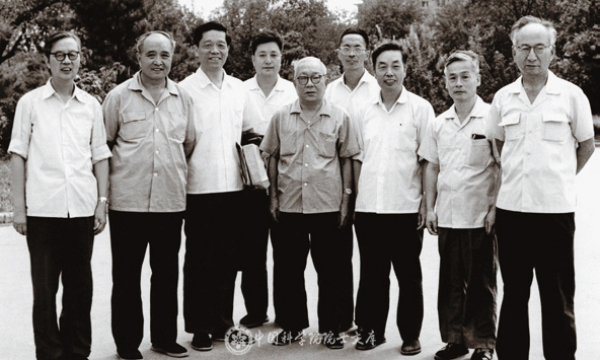 1981年，kaiyun官网入口技术科学部组织相关领域的学部委员评议金属所时，所领导与专家们合影